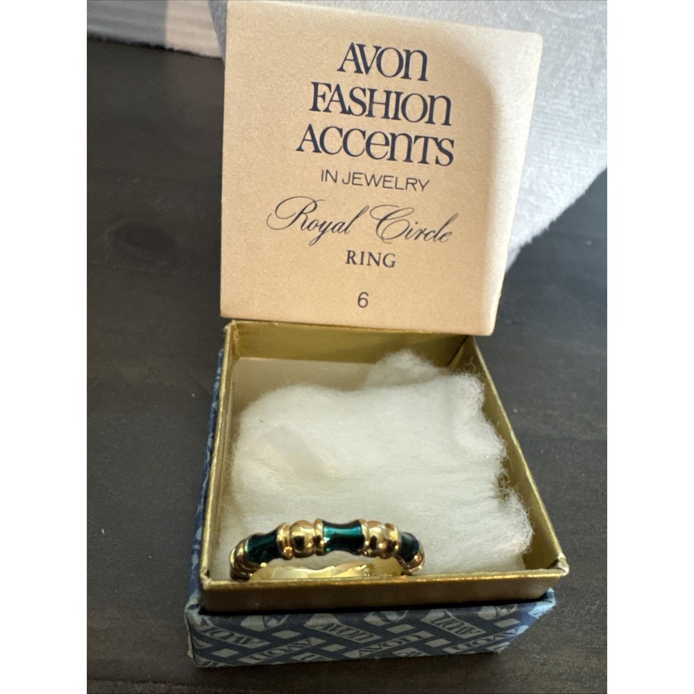Avon Royal Circle Green and Gold Ring Size 6 New In Box